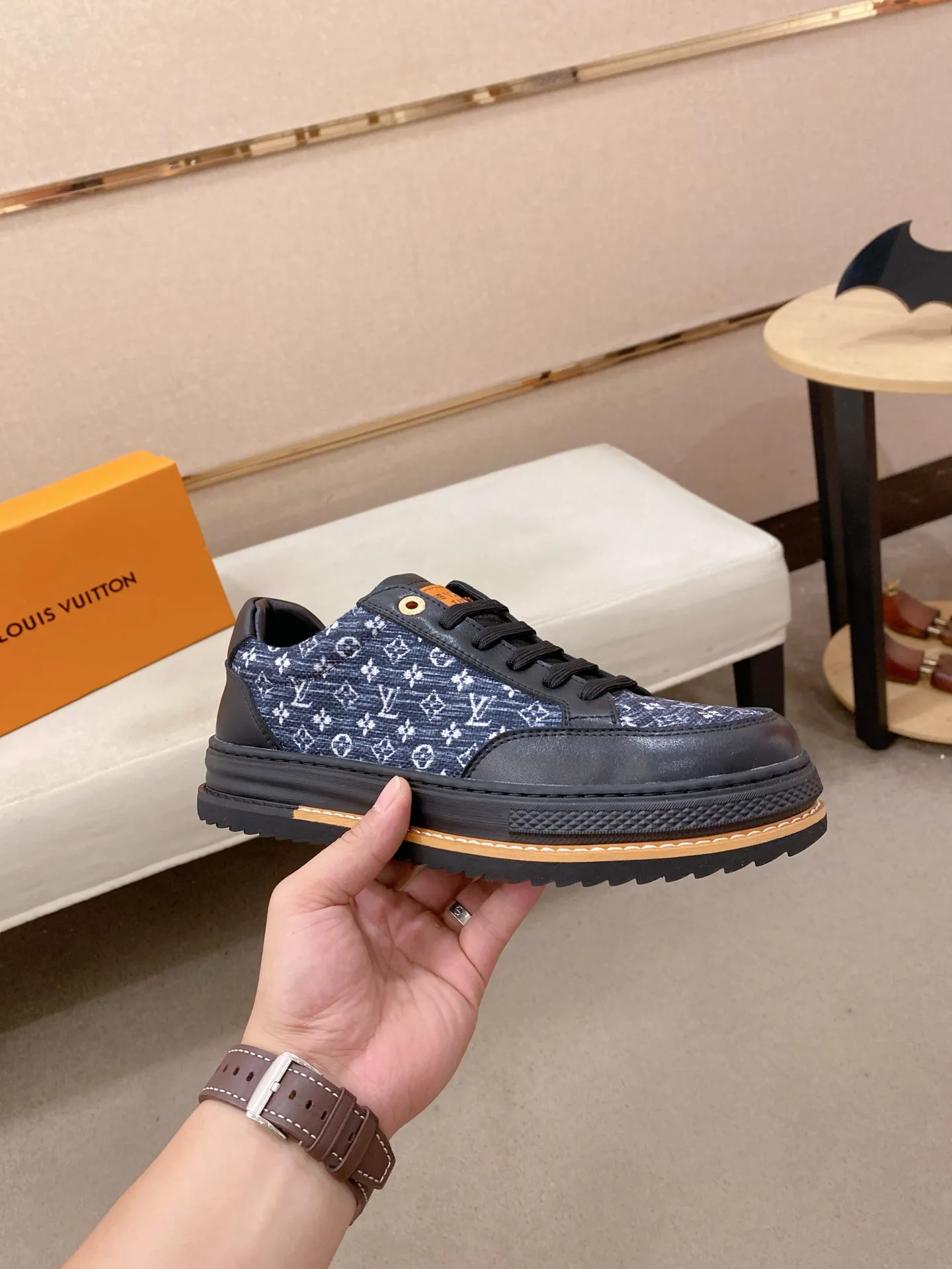 Men's clothing and shoes 400💰Louis Vuitton (Louis Vuitton/LV) top 🔍🔍 new models are on sale at the same time, the upper 🇮🇹 imported first-layer cowhide from Italy, fully imported sheepskin lining 💪💪, completely 1⃣️ to 1 ⃣️Re-engraved🇮🇹💪💪, ⚠Sole: The original sole is specially provided by the original factory, the exclusive movable molded sole is super comfortable, ⚠The original factory follows the order, 🔍🔍high quality, you can enter and exit the counter at will, welcome to compare⚠. Code number:38-44